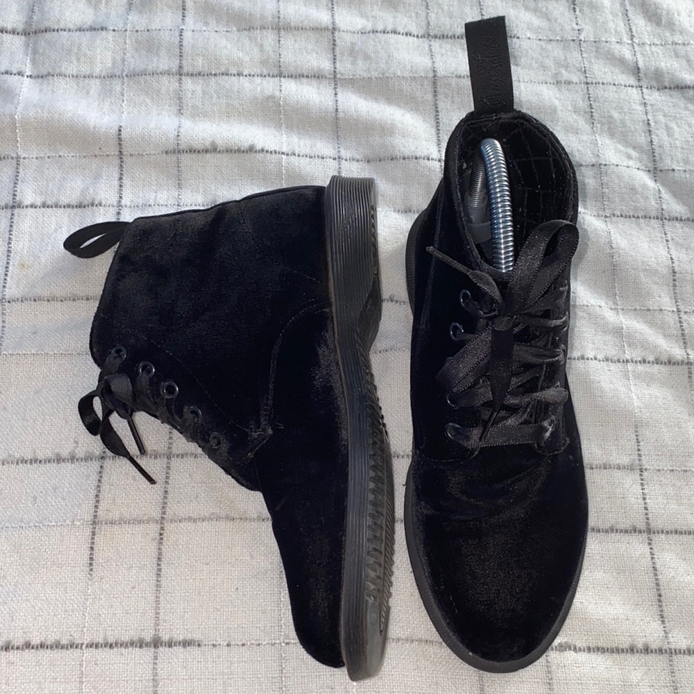 Dr. Martens Lana black short velvet boots